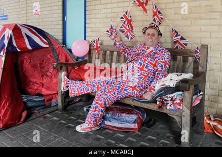 Londres. UK, 14 avril 2018. Royal tout au long de la super fan Terry Hutt, 82, de Weston-Super-Mare dans son costume Drapeau de l'Union et des chaussures, montre le banc où il dort par temps sec, à l'extérieur de l'aile Lindo, St Mary's Hospital de Londres, il a fait du camping depuis le lundi 9 avril en prévision de la naissance du duc et de la Duchesse de Cambriges 3e bébé en raison plus tard ce mois-ci. Credit : Amanda Rose/Alamy Live News Crédit : Amanda Rose/Alamy Live News Banque D'Images