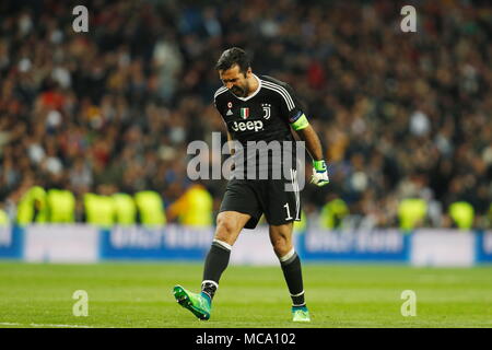 Gianluigi Buffon (Juventus), le 11 avril 2018 - Football / Soccer : Buffon célébrer après l'objectif de Mandzukic sur Ligue des Champions Quarts de finale 2e match aller entre le Real Madrid CF 1-3 Juventus au Santiago Bernabeu à Madrid, Espagne. (Photo de Mutsu Kawamori/AFLO) [3604] Banque D'Images