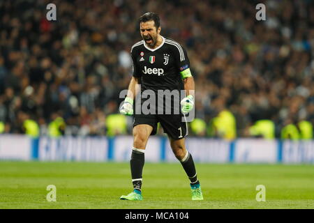 Gianluigi Buffon (Juventus), le 11 avril 2018 - Football / Soccer : Buffon célébrer après l'objectif de Mandzukic sur Ligue des Champions Quarts de finale 2e match aller entre le Real Madrid CF 1-3 Juventus au Santiago Bernabeu à Madrid, Espagne. (Photo de Mutsu Kawamori/AFLO) [3604] Banque D'Images
