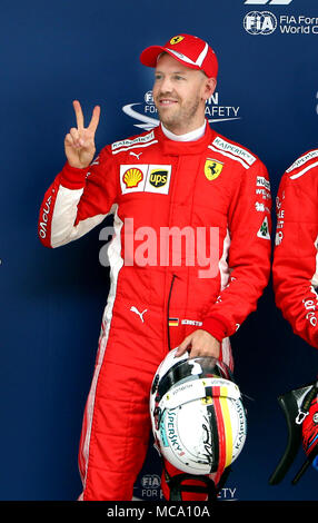 Shanghai, Chine. 14 avr, 2018. Premier placé Sebastian Vettel de la Ferrari de l'Allemagne pose pour des photos après la formule de qualification 1 2018 Grand Prix de Chine à Shanghai, la Chine orientale, le 14 avril 2018. Credit : Fan Jun/Xinhua/Alamy Live News Banque D'Images