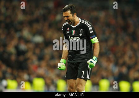 Gianluigi Buffon (Juventus), le 11 avril 2018 - Football / Soccer : Buffon célébrer après l'objectif de Mandzukic sur Ligue des Champions Quarts de finale 2e match aller entre le Real Madrid CF 1-3 Juventus au Santiago Bernabeu à Madrid, Espagne. (Photo de Mutsu Kawamori/AFLO) [3604] Banque D'Images