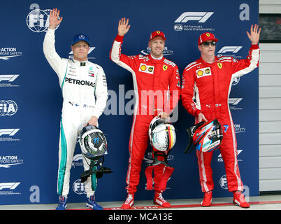 Shanghai, Chine. 14 avr, 2018. Premier placé Sebastian Vettel Ferrari (C) de l'Allemagne, deuxième pilote Ferrari placé Kimi Raikkonen (R) et troisième vague Valtteri Bottas Mercedes de spectateurs après la formule de qualification 1 2018 Grand Prix de Chine à Shanghai, la Chine orientale, le 14 avril 2018. Credit : Fan Jun/Xinhua/Alamy Live News Banque D'Images