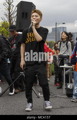 Tokyo, Japon. 14 avr, 2018. Aki Okuda, ancien membre fondateur du groupe de protestation des étudiants japonais d'action pour les étudiants EmergencyÂ SEALDs (Démocratie libérale), chants au cours d'une manifestation en face de la Diète nationale réclamant la démission de Shinzo Abe H, à Tokyo, au Japon. Demande environ 30 000 manifestants organisateurs rejoint le rallye exigeant la démission d'Abe pour le Moritomo Gakuen et Kake Gakuen scandales. Credit : Rodrigo Reyes Marin/via Zuma Zuma/fil Wire/Alamy Live News Banque D'Images