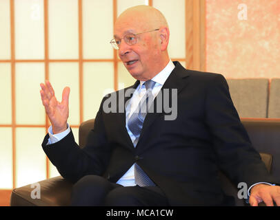 Tokyo, Japon. 13 avr, 2018. Klaus Schwab, fondateur et président du Forum économique mondial des pourparlers avec le Ministre japonais des affaires étrangères Taro à Kono Kono, à Tokyo, le vendredi 13 avril, 2018. Credit : Yoshio Tsunoda/AFLO/Alamy Live News Banque D'Images