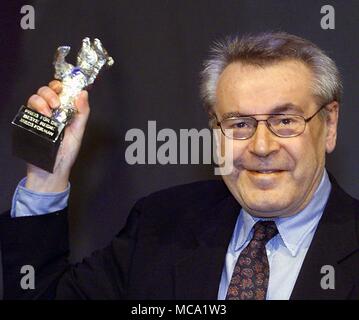 Déposée - 20 février 2000, Allemagne, Berlin : Milos Forman, réalisateur tchèque, porte l'ours d'argent award dans la catégorie 'best directory' pour le film 'l'homme sur la Lune" à la 50e Festival International du Film. Academy Award Winner Milos Forman est décédé. Photo : Wolfgang Kumm/dpa Banque D'Images