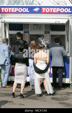 Bookmaker, bookmaker, ou le gazon comptable à la santé Randox, Grand National, Aintree Liverpool, Merseyside. 14 avril 2018. Le plus célèbre événement dans le calendrier des courses de chevaux accueille des gens sur ce défilé de vêtements Dames & le meilleur de la mode féminine. Racegoers ont été invités instamment à la martre 'sup' pour rendre l'événement plus ambitieux comme "des milliers de femmes séduisantes pour l'intermédiaire de l'entrée sur le seul et unique "Grand National" que jusqu'à 90 000 visiteurs sont attendus pour assister à la spectaculaire course de chasse National. Banque D'Images