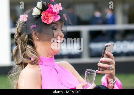 Le Grand National, Santé Randox, Aintree Liverpool, Merseyside. 14 avril 2018. Prendre une à la plus célèbre des selfies événement dans le calendrier des courses de chevaux accueille des gens sur ce défilé de vêtements Dames & le meilleur de la mode féminine. Racegoers ont été invités instamment à la martre 'sup' pour rendre l'événement plus ambitieux comme "des milliers de femmes séduisantes pour l'intermédiaire de l'entrée sur le seul et unique "Grand National" que jusqu'à 90 000 visiteurs sont attendus pour assister à la spectaculaire course de chasse National. Credit : Mediaworld Images/Alamy Live News Banque D'Images