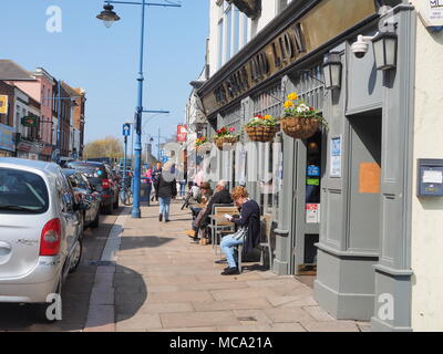 Sheerness, Kent, UK. 14 avril, 2018. Météo France : une journée ensoleillée et chaude dans Sheerness avec ciel bleu. Credit : James Bell/Alamy Live News Banque D'Images