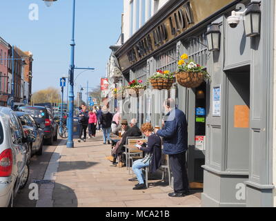 Sheerness, Kent, UK. 14 avril, 2018. Météo France : une journée ensoleillée et chaude dans Sheerness avec ciel bleu. Credit : James Bell/Alamy Live News Banque D'Images