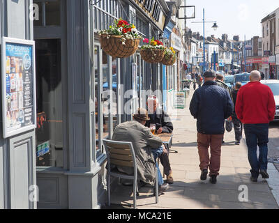 Sheerness, Kent, UK. 14 avril, 2018. Météo France : une journée ensoleillée et chaude dans Sheerness avec ciel bleu. Credit : James Bell/Alamy Live News Banque D'Images