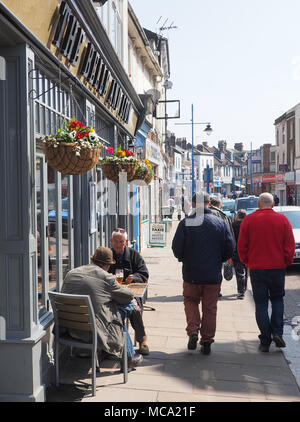 Sheerness, Kent, UK. 14 avril, 2018. Météo France : une journée ensoleillée et chaude dans Sheerness avec ciel bleu. Credit : James Bell/Alamy Live News Banque D'Images