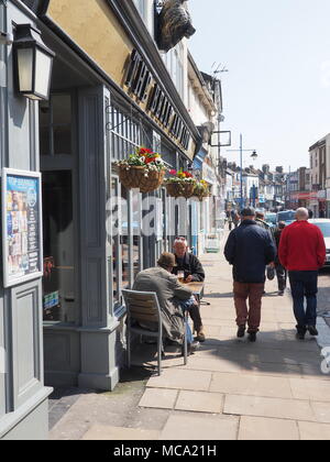 Sheerness, Kent, UK. 14 avril, 2018. Météo France : une journée ensoleillée et chaude dans Sheerness avec ciel bleu. Credit : James Bell/Alamy Live News Banque D'Images