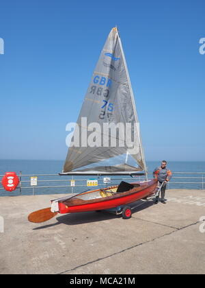 Sheerness, Kent, UK. 14 avril, 2018. Météo France : une journée ensoleillée et chaude dans Sheerness avec ciel bleu. Credit : James Bell/Alamy Live News Banque D'Images