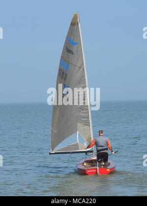 Sheerness, Kent, UK. 14 avril, 2018. Météo France : une journée ensoleillée et chaude dans Sheerness avec ciel bleu. Credit : James Bell/Alamy Live News Banque D'Images