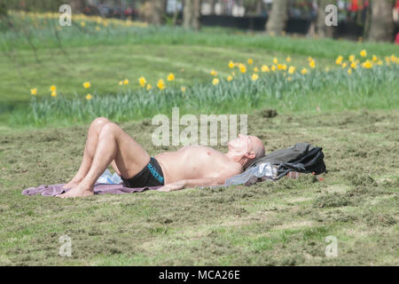 Londres, Royaume-Uni. 14 avril 2018.Un homme de soleil dans Hyde Park, dans le soleil du printemps comme les températures sont prévus pour le week-end et la semaine prochaine dans de nombreuses parties de la Grande-Bretagne Crédit : amer ghazzal/Alamy Live News Crédit : amer ghazzal/Alamy Live News Banque D'Images