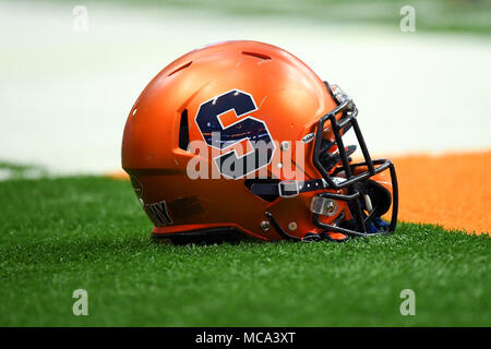 Syracuse, New York, USA. 13 avr, 2018. Vue générale d'un casque Orange SYRACUSE Syracuse avant le match de football de printemps le vendredi 13 avril 2018 au Carrier Dome à Syracuse, New York. Barnes riche/CSM/Alamy Live News Banque D'Images