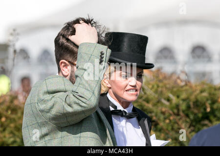 , Aintree Liverpool, Merseyside. 14 avril 2018. Un furieux Daniella Westbrook essaie de se cacher derrière son entourage qu'elle visite le Grand National Randox en pleine page à tails penguin tenue. Credit : Cernan Elias/Alamy Live News Banque D'Images