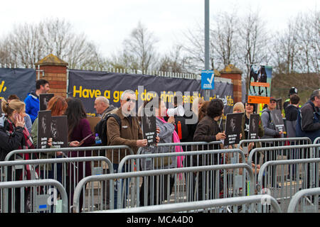 , Aintree Liverpool, UK, 14 avril 2018. Les membres du groupe des droits des animaux, une démonstration au Grand National, Santé Randox, Aintree Liverpool. Credit : Ken biggs/Alamy Live News Banque D'Images