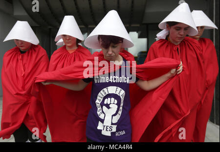 Dublin, Irlande. 14 avril 2018. Les partisans pro-choix habillés comme des "Servantes" photographié à la ROSA rallye organisé pour l'égalité, liberté et choix à Liberty Hall aujourd'hui en amont du référendum sur l'élimination de la huitième amendement de la Constitution irlandaise qui assimile le droit à la vie de l'enfant à naître à la vie de la mère. Crédit photo : Laura Hutton/Alamy Live News. Banque D'Images