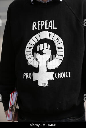 Dublin, Irlande. 14 avril 2018. Un homme porte un "cavalier" abrogation du ROSA rallye organisé pour l'égalité, liberté et choix à Liberty Hall aujourd'hui en amont du référendum sur l'élimination de la huitième amendement de la Constitution irlandaise qui assimile le droit à la vie de l'enfant à naître à la vie de la mère. Crédit photo : Laura Hutton/Alamy Live News. Banque D'Images