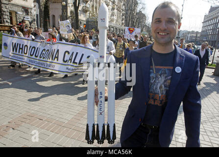 Kiev, Ukraine. 14 avr, 2018. Un manifestant porte un modèle de SpaceX Falcon la fusée lourde au cours d'une performance-mars en costume d ''Marche pour la science'' dans le centre de Kiev, Ukraine, le 14 avril 2018. Vulgarisateurs de la science, les physiciens et les adeptes de la science ont pris part à l'action globale ''Marche pour la science'' pour la liberté de la recherche et de l'enseignement, au cours de la des rassemblements, qui ont eu lieu dans le monde le samedi Crédit : Serg Glovny/ZUMA/Alamy Fil Live News Banque D'Images