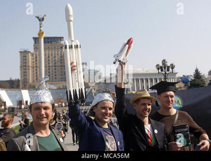 Kiev, Ukraine. 14 avr, 2018. Les manifestants portent des modèles de SpaceX Falcon la fusée lourde et de la navette spatiale Atlantis pendant un mars en costume-performance ''Marche pour la science'' dans le centre de Kiev, Ukraine, le 14 avril 2018. Vulgarisateurs de la science, les physiciens et les adeptes de la science ont pris part à l'action globale ''Marche pour la science'' pour la liberté de la recherche et de l'enseignement, au cours de la des rassemblements, qui ont eu lieu dans le monde le samedi Crédit : Serg Glovny/ZUMA/Alamy Fil Live News Banque D'Images