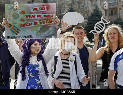 Kiev, Ukraine. 14 avr, 2018. Les manifestants est titulaire d'affiches au cours de mars en costume-performance ''Marche pour la science'' dans le centre de Kiev, Ukraine, le 14 avril 2018. Vulgarisateurs de la science, les physiciens et les adeptes de la science ont pris part à l'action globale ''Marche pour la science'' pour la liberté de la recherche et de l'enseignement, au cours de la des rassemblements, qui ont eu lieu dans le monde le samedi Crédit : Serg Glovny/ZUMA/Alamy Fil Live News Banque D'Images