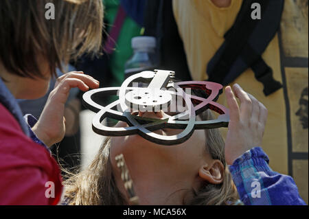 Kiev, Ukraine. 14 avr, 2018. Une petite fille jouer, au cours de mars en costume-performance ''Marche pour la science'' dans le centre de Kiev, Ukraine, le 14 avril 2018. Vulgarisateurs de la science, les physiciens et les adeptes de la science ont pris part à l'action globale ''Marche pour la science'' pour la liberté de la recherche et de l'enseignement, au cours de la des rassemblements, qui ont eu lieu dans le monde le samedi Crédit : Serg Glovny/ZUMA/Alamy Fil Live News Banque D'Images