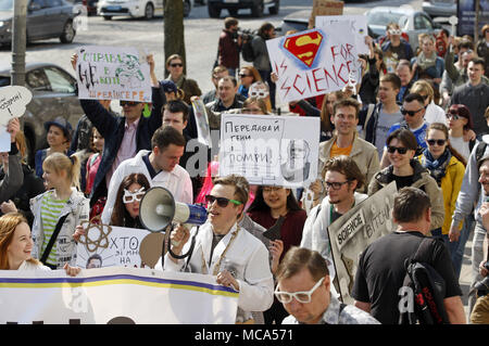 Kiev, Ukraine. 14 avr, 2018. Les manifestants portent des affiches au cours de mars en costume-performance ''Marche pour la science'' dans le centre de Kiev, Ukraine, le 14 avril 2018. Vulgarisateurs de la science, les physiciens et les adeptes de la science ont pris part à l'action globale ''Marche pour la science'' pour la liberté de la recherche et de l'enseignement, au cours de la des rassemblements, qui ont eu lieu dans le monde le samedi Crédit : Serg Glovny/ZUMA/Alamy Fil Live News Banque D'Images