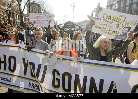 Kiev, Ukraine. 14 avr, 2018. Les manifestants portent des affiches au cours de mars en costume-performance ''Marche pour la science'' dans le centre de Kiev, Ukraine, le 14 avril 2018. Vulgarisateurs de la science, les physiciens et les adeptes de la science ont pris part à l'action globale ''Marche pour la science'' pour la liberté de la recherche et de l'enseignement, au cours de la des rassemblements, qui ont eu lieu dans le monde le samedi Crédit : Serg Glovny/ZUMA/Alamy Fil Live News Banque D'Images