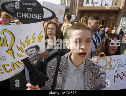 Kiev, Ukraine. 14 avr, 2018. Les manifestants portent des affiches au cours de mars en costume-performance ''Marche pour la science'' dans le centre de Kiev, Ukraine, le 14 avril 2018. Vulgarisateurs de la science, les physiciens et les adeptes de la science ont pris part à l'action globale ''Marche pour la science'' pour la liberté de la recherche et de l'enseignement, au cours de la des rassemblements, qui ont eu lieu dans le monde le samedi Crédit : Serg Glovny/ZUMA/Alamy Fil Live News Banque D'Images