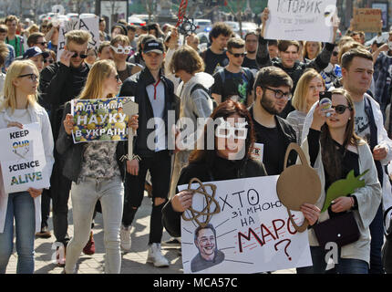 Kiev, Ukraine. 14 avr, 2018. Les manifestants portent des affiches au cours de mars en costume-performance ''Marche pour la science'' dans le centre de Kiev, Ukraine, le 14 avril 2018. Vulgarisateurs de la science, les physiciens et les adeptes de la science ont pris part à l'action globale ''Marche pour la science'' pour la liberté de la recherche et de l'enseignement, au cours de la des rassemblements, qui ont eu lieu dans le monde le samedi Crédit : Serg Glovny/ZUMA/Alamy Fil Live News Banque D'Images