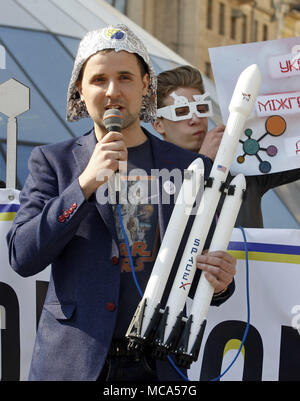 Kiev, Ukraine. 14 avr, 2018. Un manifestant est titulaire d'un modèle de SpaceX Falcon la fusée lourde au cours d'une performance-mars en costume d ''Marche pour la science'' dans le centre de Kiev, Ukraine, le 14 avril 2018. Vulgarisateurs de la science, les physiciens et les adeptes de la science ont pris part à l'action globale ''Marche pour la science'' pour la liberté de la recherche et de l'enseignement, au cours de la des rassemblements, qui ont eu lieu dans le monde le samedi Crédit : Serg Glovny/ZUMA/Alamy Fil Live News Banque D'Images