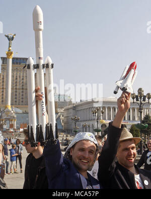 Kiev, Ukraine. 14 avr, 2018. Les manifestants portent des modèles de SpaceX Falcon la fusée lourde et de la navette spatiale Atlantis pendant un mars en costume-performance ''Marche pour la science'' dans le centre de Kiev, Ukraine, le 14 avril 2018. Vulgarisateurs de la science, les physiciens et les adeptes de la science ont pris part à l'action globale ''Marche pour la science'' pour la liberté de la recherche et de l'enseignement, au cours de la des rassemblements, qui ont eu lieu dans le monde le samedi Crédit : Serg Glovny/ZUMA/Alamy Fil Live News Banque D'Images