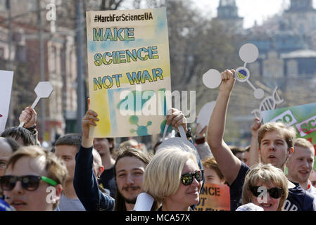 Kiev, Ukraine. 14 avr, 2018. Les manifestants portent des affiches au cours de mars en costume-performance ''Marche pour la science'' dans le centre de Kiev, Ukraine, le 14 avril 2018. Vulgarisateurs de la science, les physiciens et les adeptes de la science ont pris part à l'action globale ''Marche pour la science'' pour la liberté de la recherche et de l'enseignement, au cours de la des rassemblements, qui ont eu lieu dans le monde le samedi Crédit : Serg Glovny/ZUMA/Alamy Fil Live News Banque D'Images