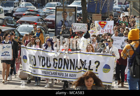 Kiev, Ukraine. 14 avr, 2018. Les manifestants portent des affiches au cours de mars en costume-performance ''Marche pour la science'' dans le centre de Kiev, Ukraine, le 14 avril 2018. Vulgarisateurs de la science, les physiciens et les adeptes de la science ont pris part à l'action globale ''Marche pour la science'' pour la liberté de la recherche et de l'enseignement, au cours de la des rassemblements, qui ont eu lieu dans le monde le samedi Crédit : Serg Glovny/ZUMA/Alamy Fil Live News Banque D'Images