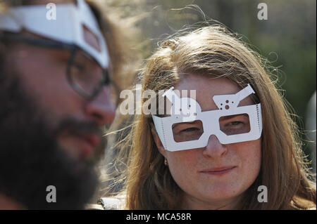 Kiev, Ukraine. 14 avr, 2018. Les manifestants portant des masques au cours de mars en costume-performance ''Marche pour la science'' dans le centre de Kiev, Ukraine, le 14 avril 2018. Vulgarisateurs de la science, les physiciens et les adeptes de la science ont pris part à l'action globale ''Marche pour la science'' pour la liberté de la recherche et de l'enseignement, au cours de la des rassemblements, qui ont eu lieu dans le monde le samedi Crédit : Serg Glovny/ZUMA/Alamy Fil Live News Banque D'Images