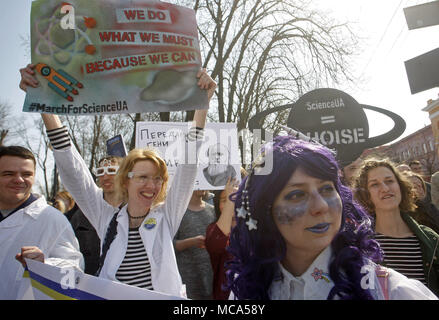 Kiev, Ukraine. 14 avr, 2018. Les manifestants portent des affiches au cours de mars en costume-performance ''Marche pour la science'' dans le centre de Kiev, Ukraine, le 14 avril 2018. Vulgarisateurs de la science, les physiciens et les adeptes de la science ont pris part à l'action globale ''Marche pour la science'' pour la liberté de la recherche et de l'enseignement, au cours de la des rassemblements, qui ont eu lieu dans le monde le samedi Crédit : Serg Glovny/ZUMA/Alamy Fil Live News Banque D'Images