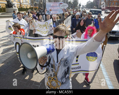 Kiev, Ukraine. 14 avr, 2018. Les manifestants portent des affiches au cours de mars en costume-performance ''Marche pour la science'' dans le centre de Kiev, Ukraine, le 14 avril 2018. Vulgarisateurs de la science, les physiciens et les adeptes de la science ont pris part à l'action globale ''Marche pour la science'' pour la liberté de la recherche et de l'enseignement, au cours de la des rassemblements, qui ont eu lieu dans le monde le samedi Crédit : Serg Glovny/ZUMA/Alamy Fil Live News Banque D'Images