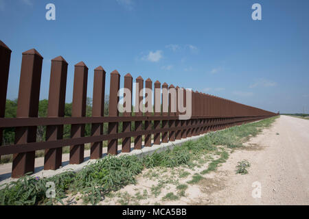 Une section de la clôture de sécurité entre les États-Unis et le Mexique se trouve au-dessus d'une digue de la rivière Rio Grande sur la côte du Texas de la frontière internationale dans la région de comté de Hidalgo. Banque D'Images