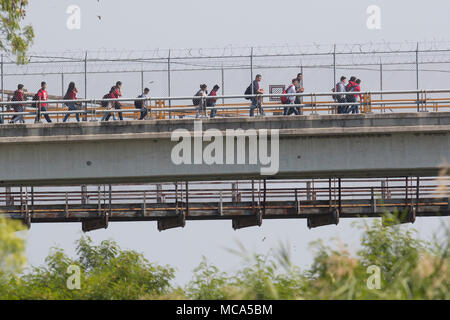 Les étudiants contre le pont international dirigé vers le Mexique entre Roms Texas et Ciudad Miguel Aleman à la fin de la journée scolaire aux États-Unis. Banque D'Images