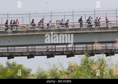 Les étudiants contre le pont international dirigé vers le Mexique entre Roms Texas et Ciudad Miguel Aleman à la fin de la journée scolaire aux États-Unis. Banque D'Images