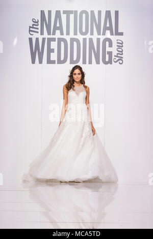 ExCel London, Londres, 14 avril 2018. Robes de 'Bromley Brides' sur la passerelle. Le mariage National spectacle a lieu au centre des expositions ExCel London ce week-end, mettant en valeur les dernières tendances, suite nuptiale, robes et accessoires tout autour de la planification du mariage parfait. Credit : Imageplotter News et Sports/Alamy Live News Banque D'Images