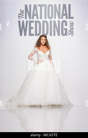 ExCel London, Londres, 14 avril 2018. Robes de 'Bromley Brides' sur la passerelle. Le mariage National spectacle a lieu au centre des expositions ExCel London ce week-end, mettant en valeur les dernières tendances, suite nuptiale, robes et accessoires tout autour de la planification du mariage parfait. Credit : Imageplotter News et Sports/Alamy Live News Banque D'Images