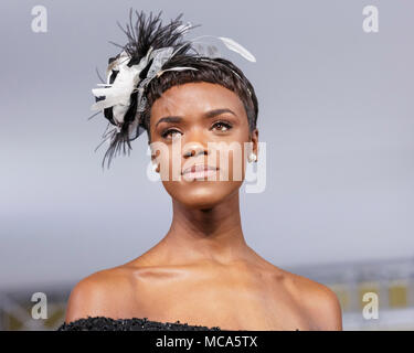 ExCel London, Londres, 14 avril 2018. Une robe noire illustré par un modèle sur le podium. Le mariage National spectacle a lieu au centre des expositions ExCel London ce week-end, mettant en valeur les dernières tendances, suite nuptiale, robes et accessoires tout autour de la planification du mariage parfait. Credit : Imageplotter News et Sports/Alamy Live News Banque D'Images