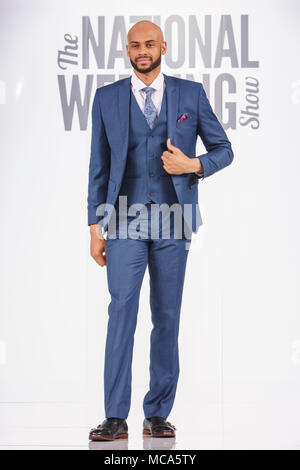 ExCel London, Londres, 14 avril 2018. Mariage de vêtements pour homme fashion est calquée sur la passerelle. Le mariage National spectacle a lieu au centre des expositions ExCel London ce week-end, mettant en valeur les dernières tendances, suite nuptiale, robes et accessoires tout autour de la planification du mariage parfait. Credit : Imageplotter News et Sports/Alamy Live News Banque D'Images
