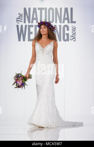 ExCel London, Londres, 14 avril 2018. Un modèle montre un beau mariage dess sur les podiums.Le Mariage National Show a lieu au centre des expositions ExCel London ce week-end, mettant en valeur les dernières tendances, suite nuptiale, robes et accessoires tout autour de la planification du mariage parfait. Credit : Imageplotter News et Sports/Alamy Live News Banque D'Images
