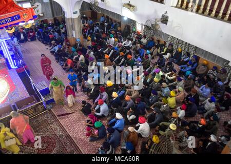 14 avril 2018 - Srinagar, J&K, l'Inde - pèlerins Sikhs fréquentent pendant la rituels Baisakhi festival à Srinagar, Cachemire sous administration indienne. Baisakhi, marque le nouvel an sikh et est également célébré comme fête des récoltes dans de nombreux états du nord de l'Inde. Credit : Saqib Majeed/SOPA Images/ZUMA/Alamy Fil Live News Banque D'Images