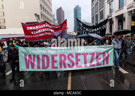 Berlin, Allemagne, 14 avril 2018. "Ensemble contre la répression et # Mietwahnsinn resist' est sur la bannière avant pendant la démonstration sous la devise 'location'. folie sist Plus de 13 000 personnes ont manifesté contre la 'répression et louer madness' dans la capitale. Credit : SOPA/Alamy Images Limited Live News Banque D'Images