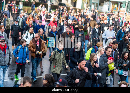 Berlin, Allemagne, 14 avril 2018. Des milliers de personnes qui participent de la manifestation sous la devise 'location'. folie sist Plus de 13 000 personnes ont manifesté contre la 'répression et louer madness' dans la capitale. Credit : SOPA/Alamy Images Limited Live News Banque D'Images